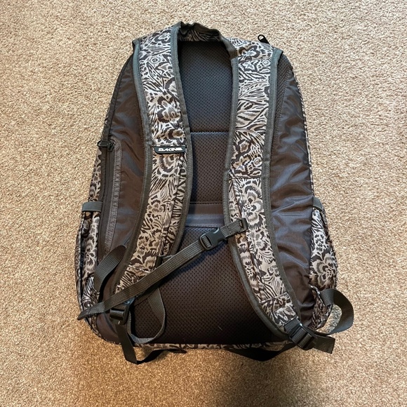 Dakine Campus Premium 28L Backpack in Petal Maze - Picture 4 of 8